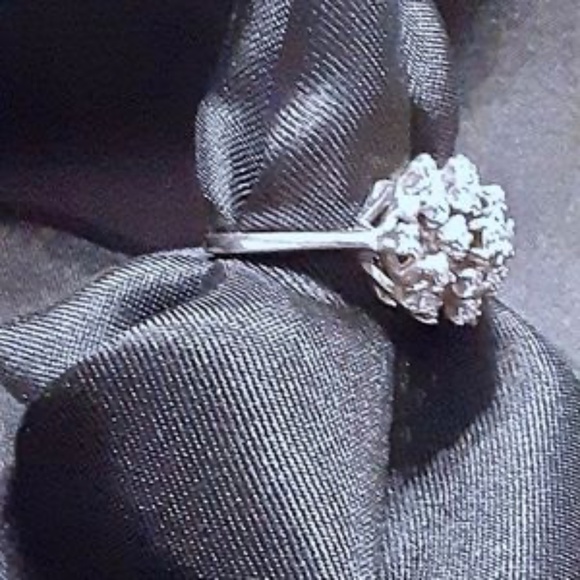 Solid 18K White Gold Diamond Cluster Ring Sz 7 - Picture 3 of 8